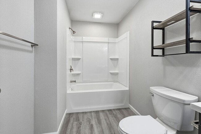 Building Photo - Beautiful completely renovated 2 bed 1 bath townhouse for rent!