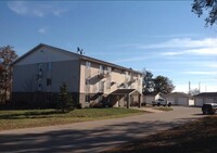 Building Photo - Large 1-Bedroom Lower Level Apartment with...