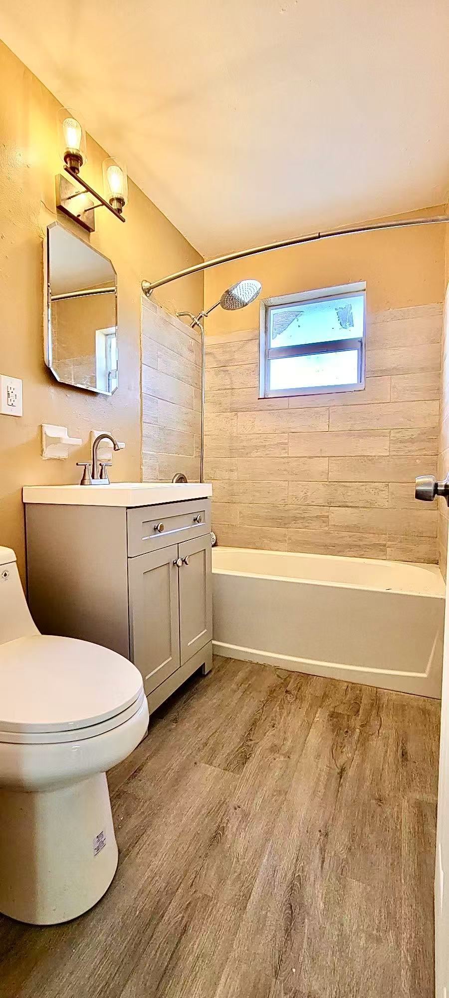 Building Photo - 2408 Linhart Ave