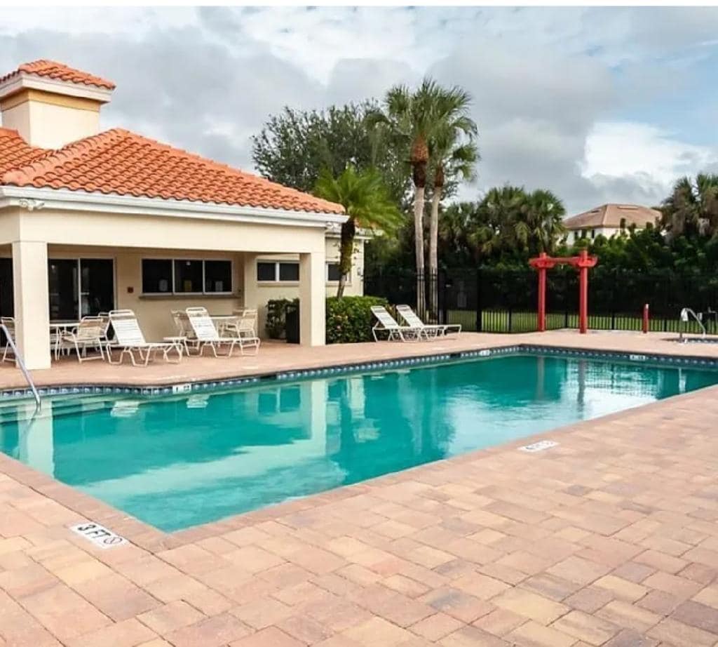 Building Photo - 384 Pindo Palm Dr