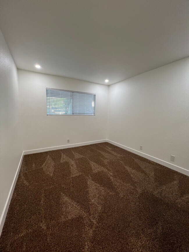Building Photo - 420 N Villa Ct