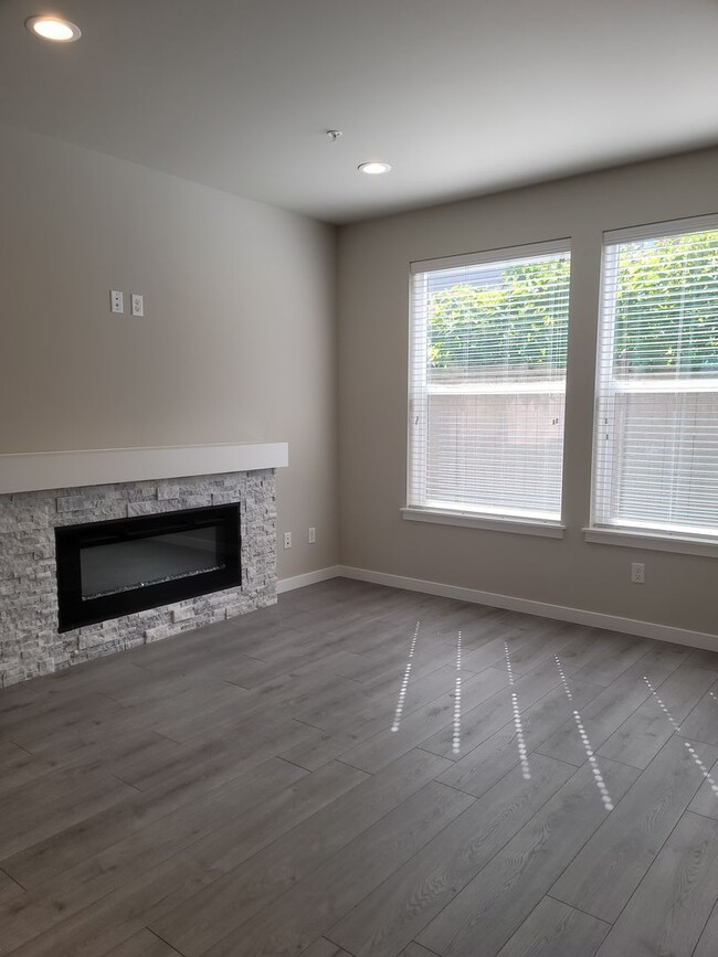 Building Photo - Stunning Tri Level 3/2.5 Townhome in the G...