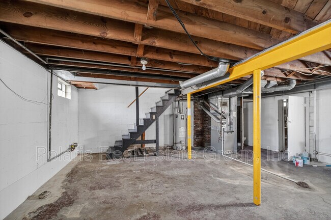 Building Photo - 715 E 60th St