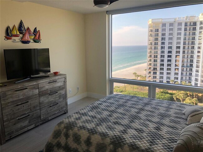 Building Photo - 2425 Gulf of Mexico Dr