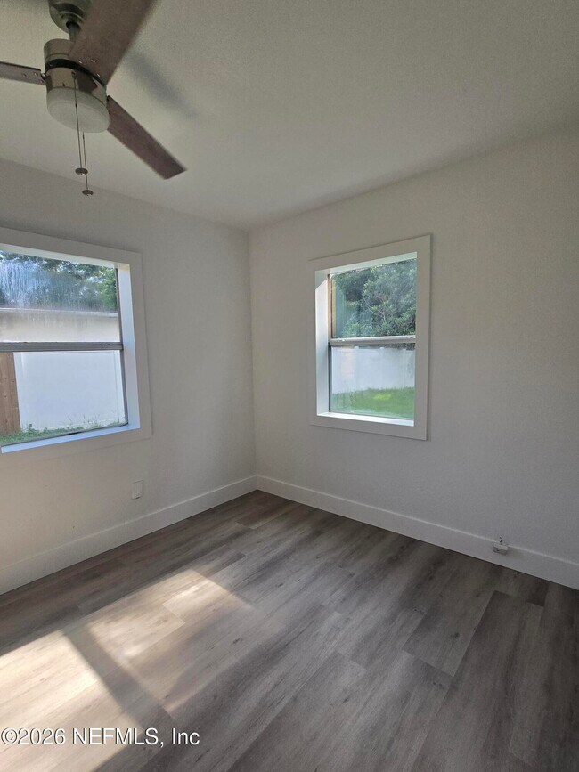 Building Photo - 3827 Eve Dr W