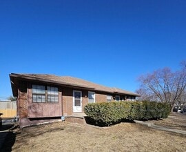 Building Photo - 1031 SW Kingscross Rd