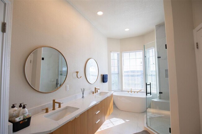 Building Photo - 9920 Spicewood Mesa