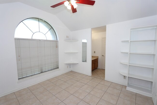 Building Photo - 609 St James Ct