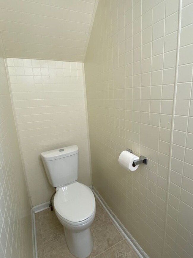 Building Photo - 2 Bedroom 1 Bathroom Unit Available in Urb...