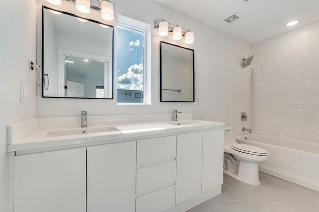 Building Photo - Prime location at Henderson and Ross, Two bedroom Condo w/ Private Drive