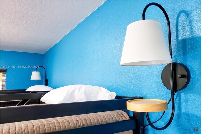 Building Photo - 985 SW 10th St