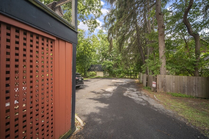 Building Photo - 921 E State St