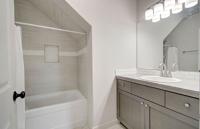 Building Photo - 3bd 2.5ba Daylight Ranch Home on Corner Lot