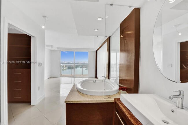 Building Photo - 1351 NE Miami Gardens Dr