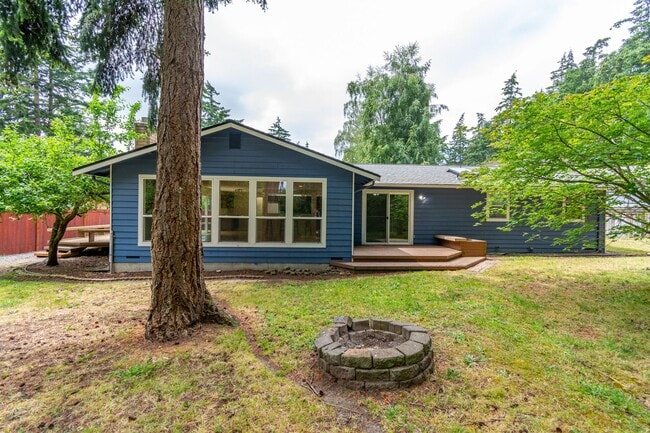 Building Photo - Newly Renovated 3 Bedroom in Oak Harbor