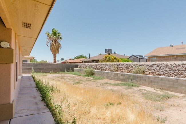 Building Photo - Spacious 4 Bedroom 2 Bath Home near Shopping
