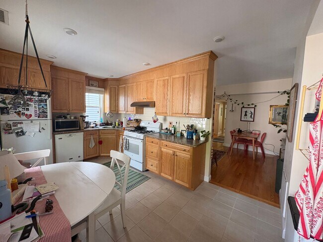 Building Photo - 2BR 1Bth unit. Water included. Great location!