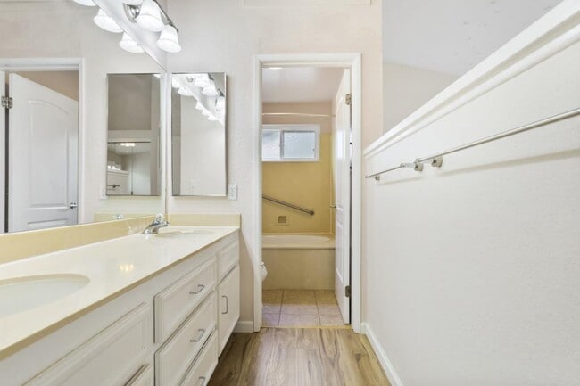 Building Photo - 10976 Glencreek Cir