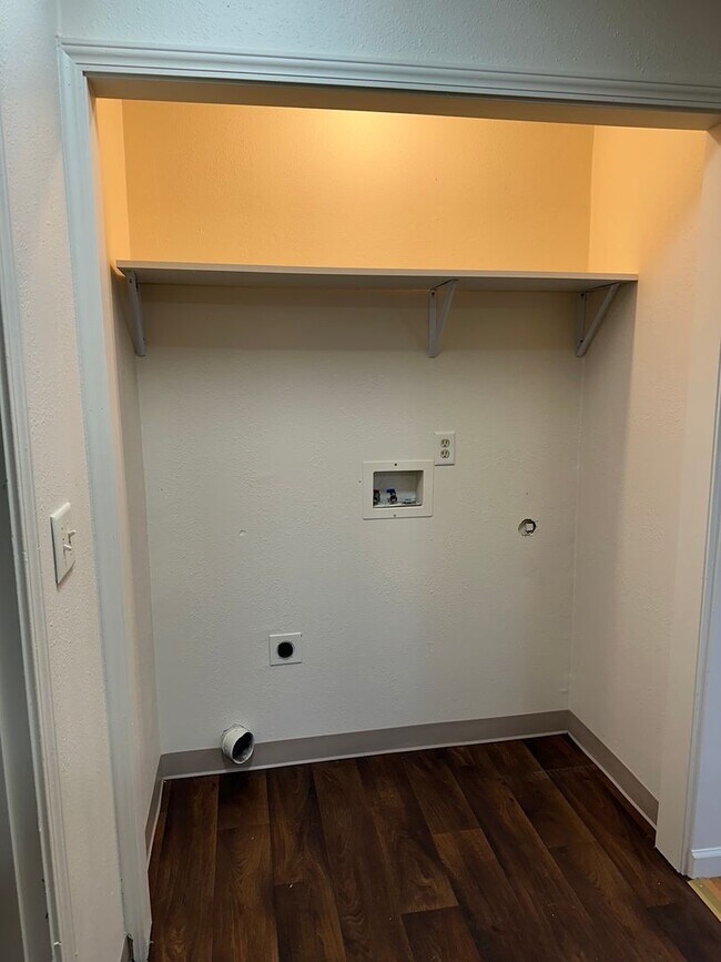 Building Photo - Updated 2 bedroom, 1 bath house in Springfield!