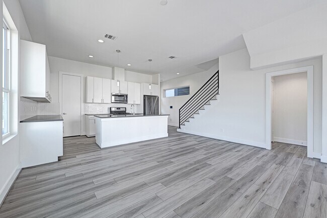 Building Photo - 3313 Baer St