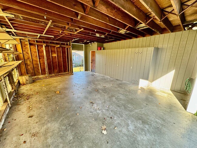 Building Photo - Large Mid-Century Charmer in Sunset Hill!