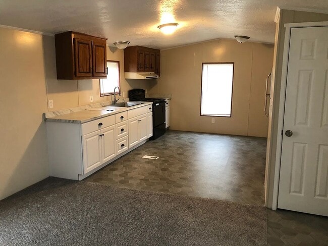 Building Photo - Great 2 bedroom 1 bathroom home in North Pointe!