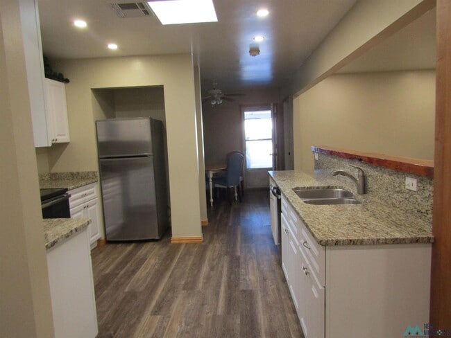 Building Photo - 1915 Villa Dr