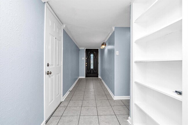 Building Photo - 18215 Navajo Trail Dr