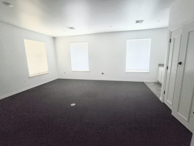 Building Photo - 817 Irish Ln