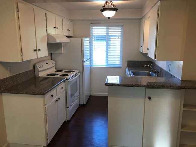 Building Photo - 301 Whitesell St W