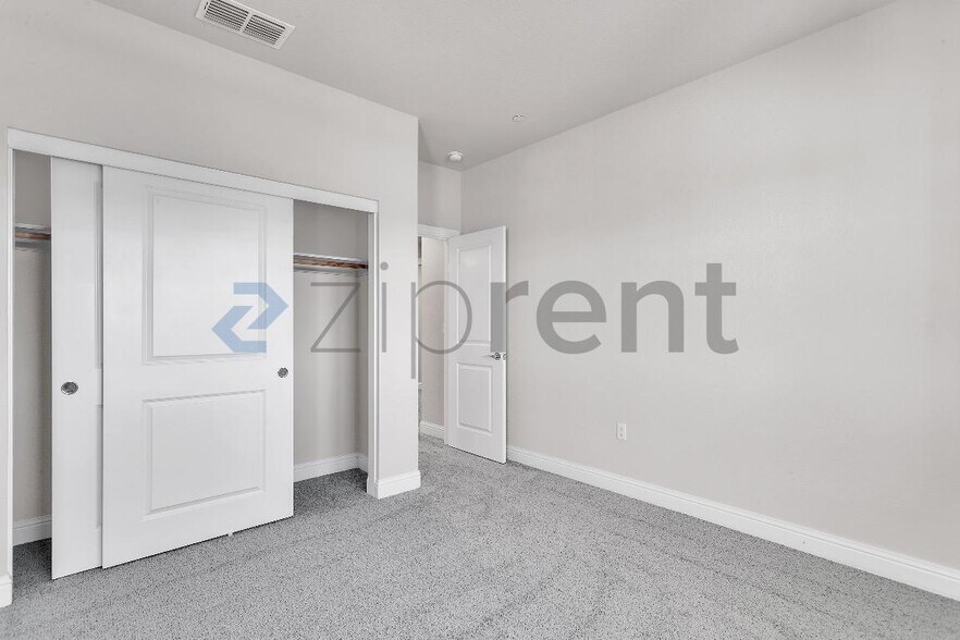 Building Photo - Unit