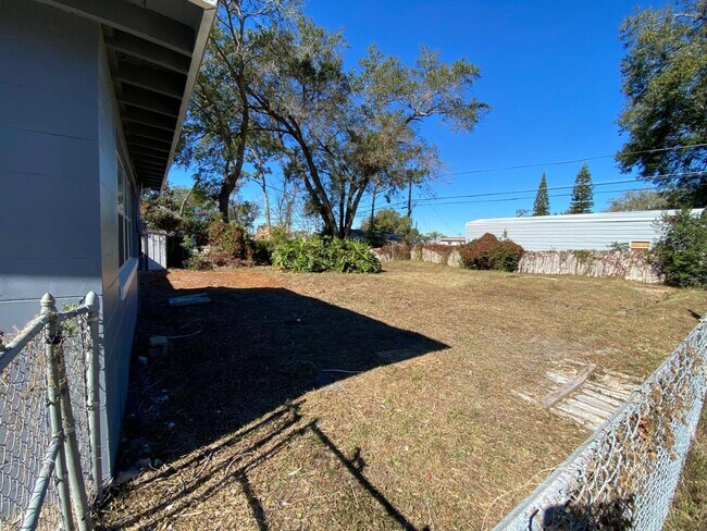 Building Photo - 2613 Drake Dr