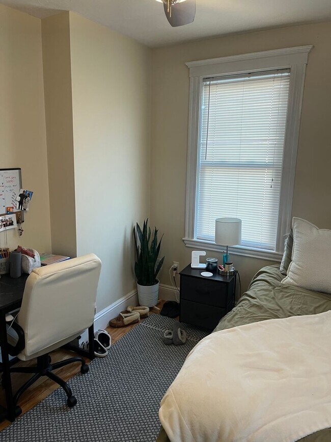 Building Photo - HOT BRIGHTON LISTING!!!!