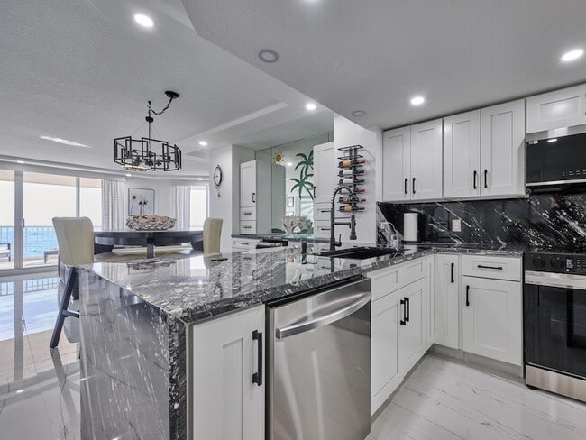 Building Photo - 5051 N Hwy A1A