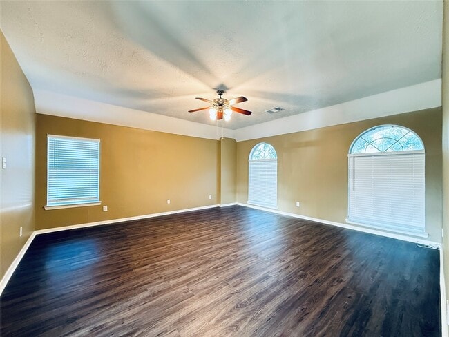 Building Photo - 4442 Chestnut Cir