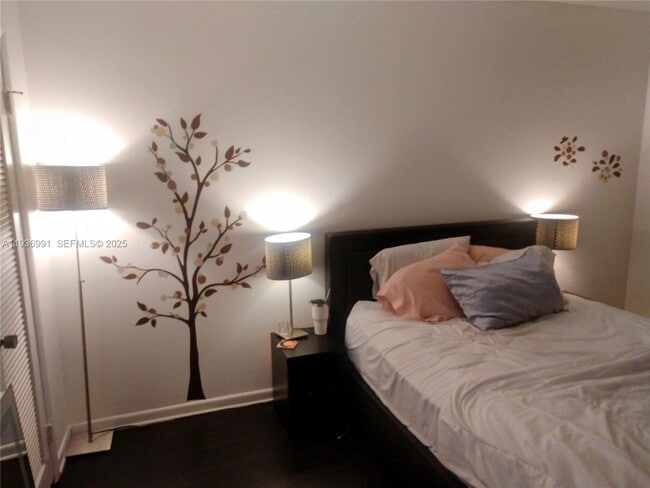 Building Photo - 609 NE 13th Ave