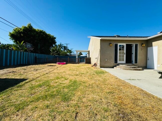 Building Photo - 227 N Aladdin Dr