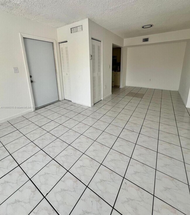 Building Photo - 640 NW 114th Ave