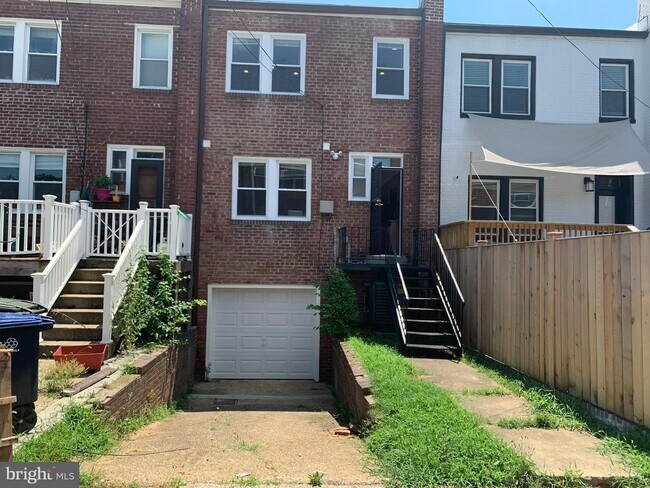 Building Photo - 1326 Holbrook St NE