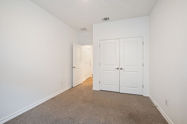 Building Photo - Homey 4 Bedroom, 2 Bath, 1-Story Home in H...