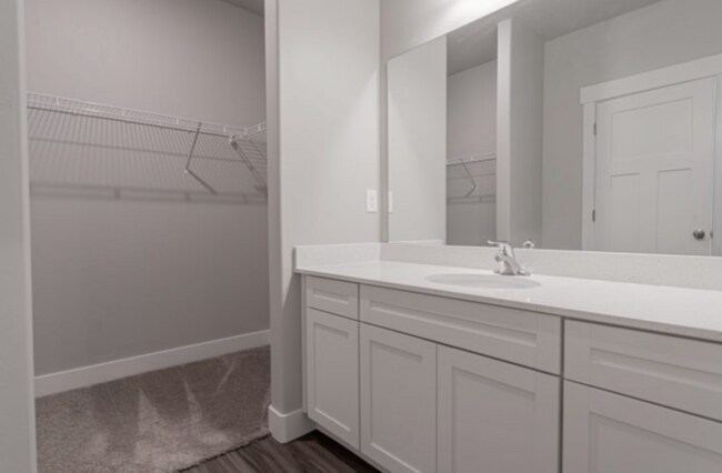 Building Photo - Prime Location Condo