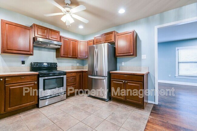 Building Photo - 2205 Live Oak St