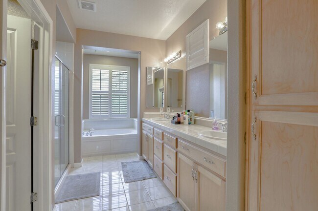 Building Photo - UPGRADED HOME WITH POPULAR FLOOR PLAN ELEG...