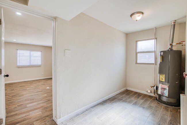 Building Photo - Great Location