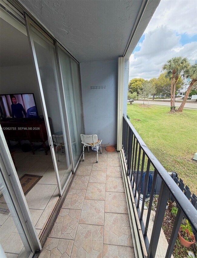 Building Photo - 310 Fontainebleau Blvd
