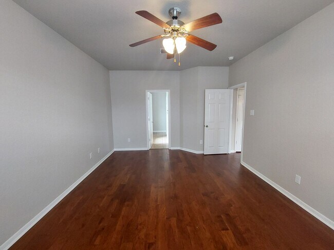 Building Photo - Lovely 4 Bedroom Home with Master Downstai...