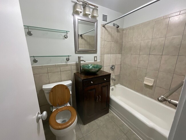 Building Photo - Spacious RiverPark 1 bedroom located near ...