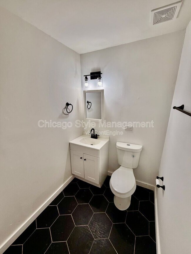 Building Photo - 158 Chestnut St
