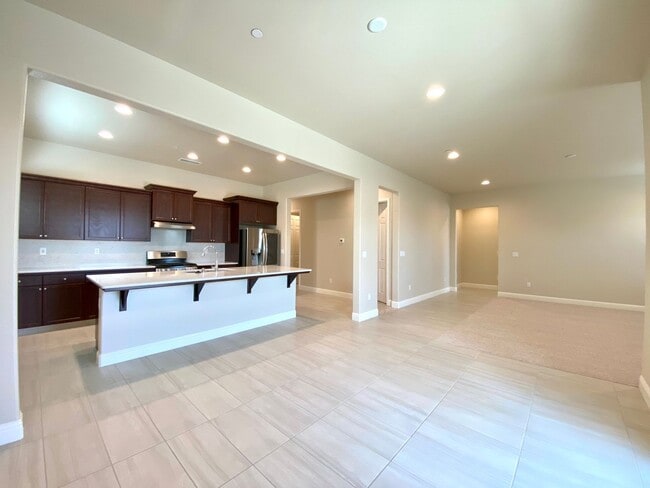 Building Photo - $2,495 Leonard & Ashlan, 3 Bedroom Home - ...