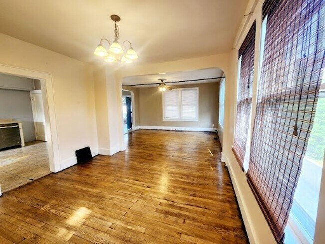 Building Photo - 305 Lyndhurst St